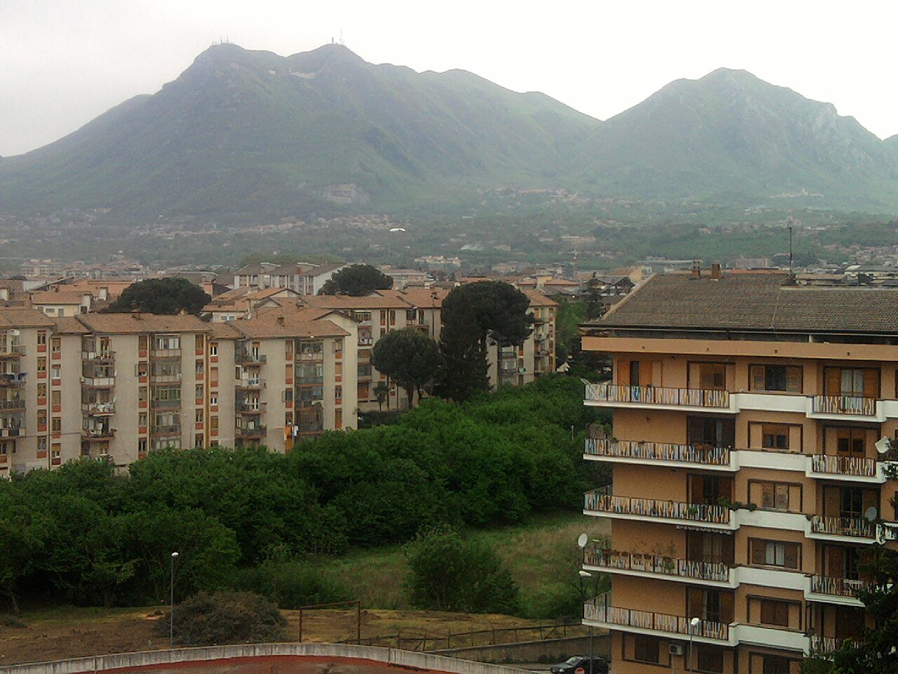 Vista del santuario di Montevergine tra le montagne dell'Irpinia