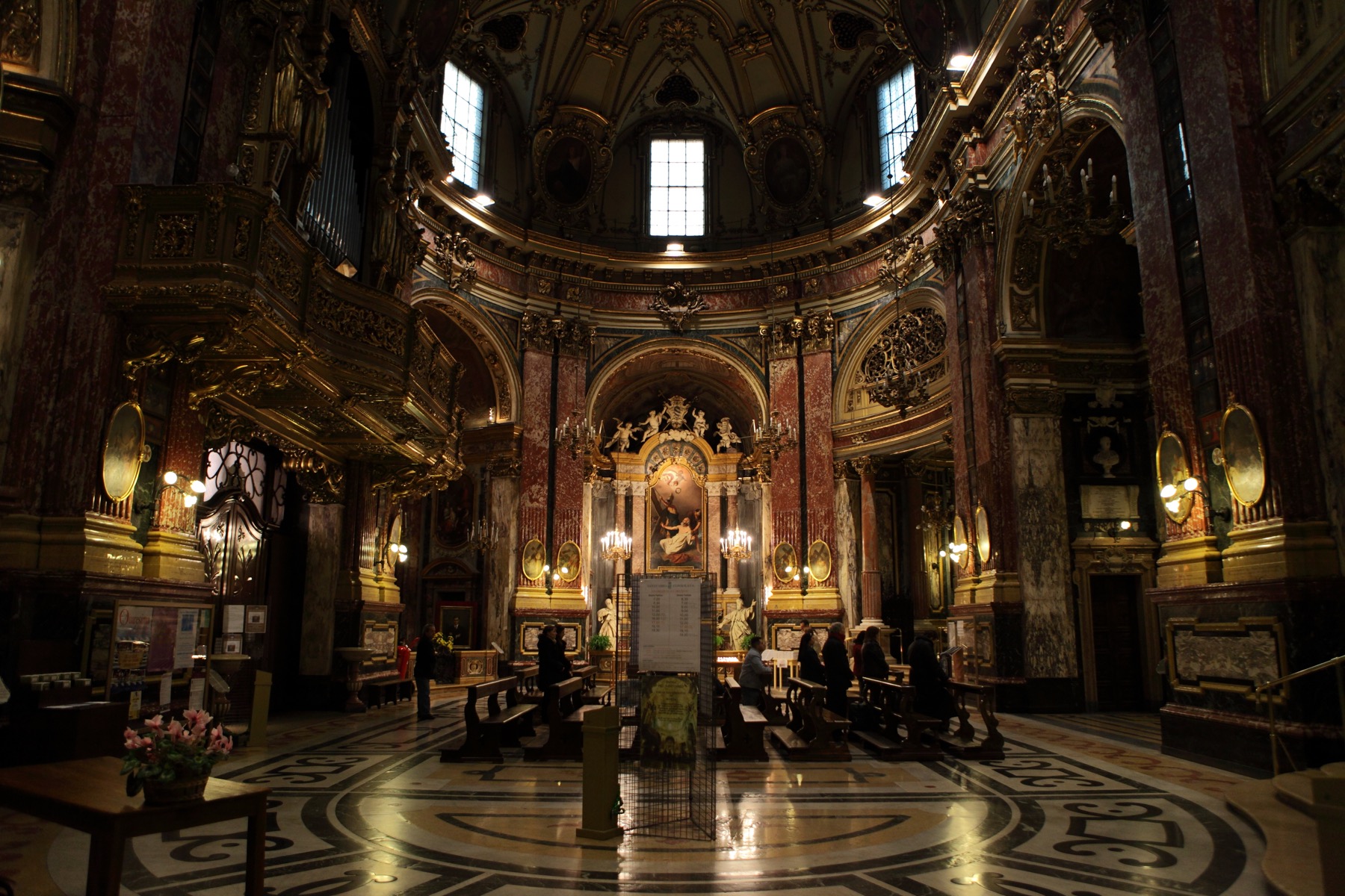 Interno del Santuario della Consolata a Torino con altare e decorazioni barocche